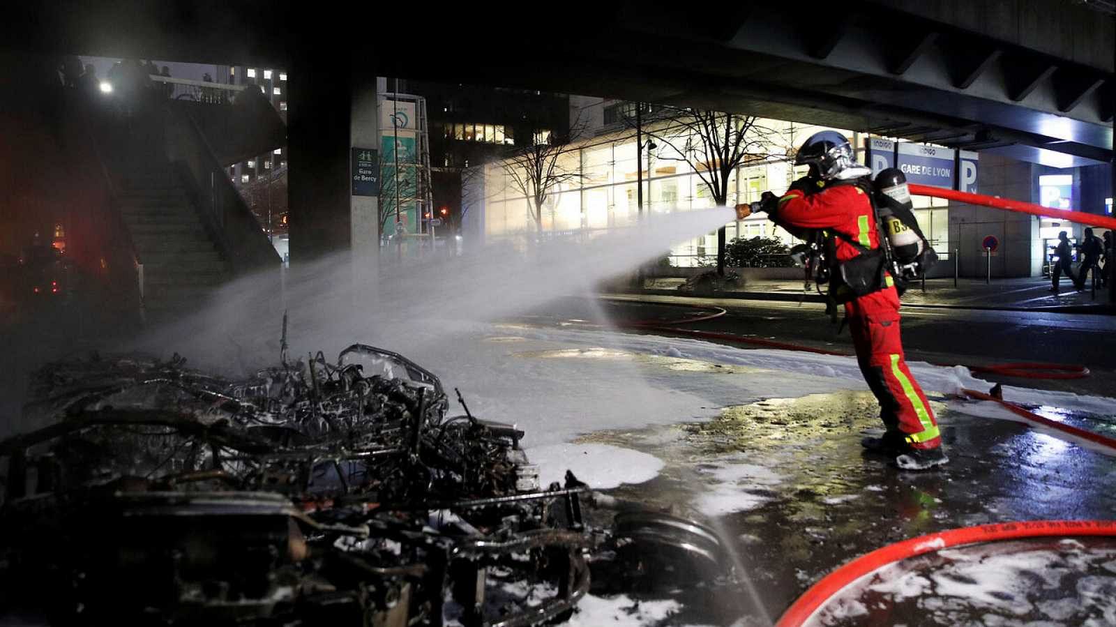 El incendio provocado en París por un grupo de manifestantes ha sido sofocado y hay al menos 23 detenidos - RTVE.es