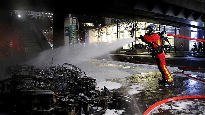 Telediario 1 - El incendio provocado en París por un grupo de manifestantes ha sido sofocado y hay al menos 23 detenidos