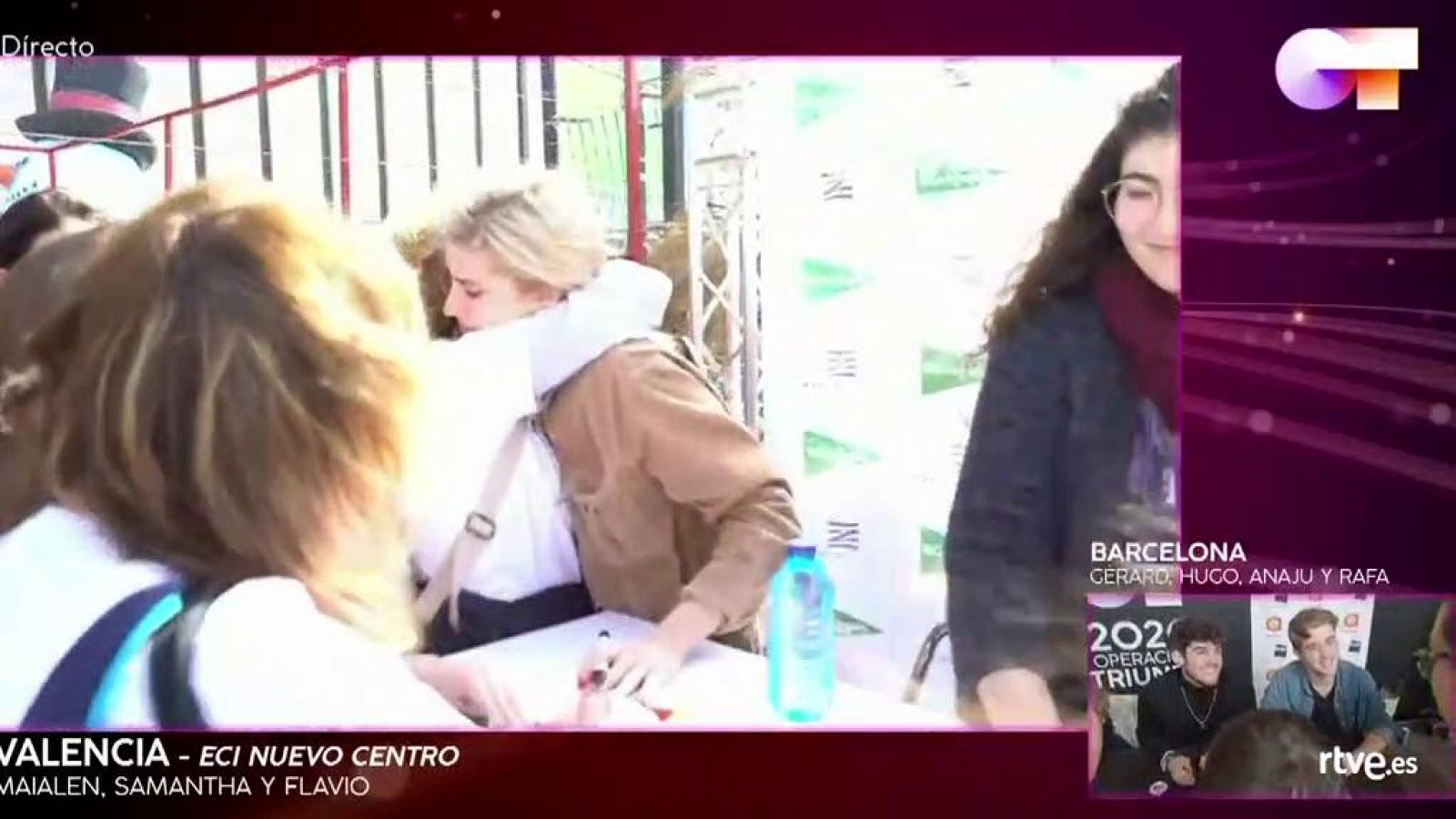 Samantha con su madre en las firmas de Valencia