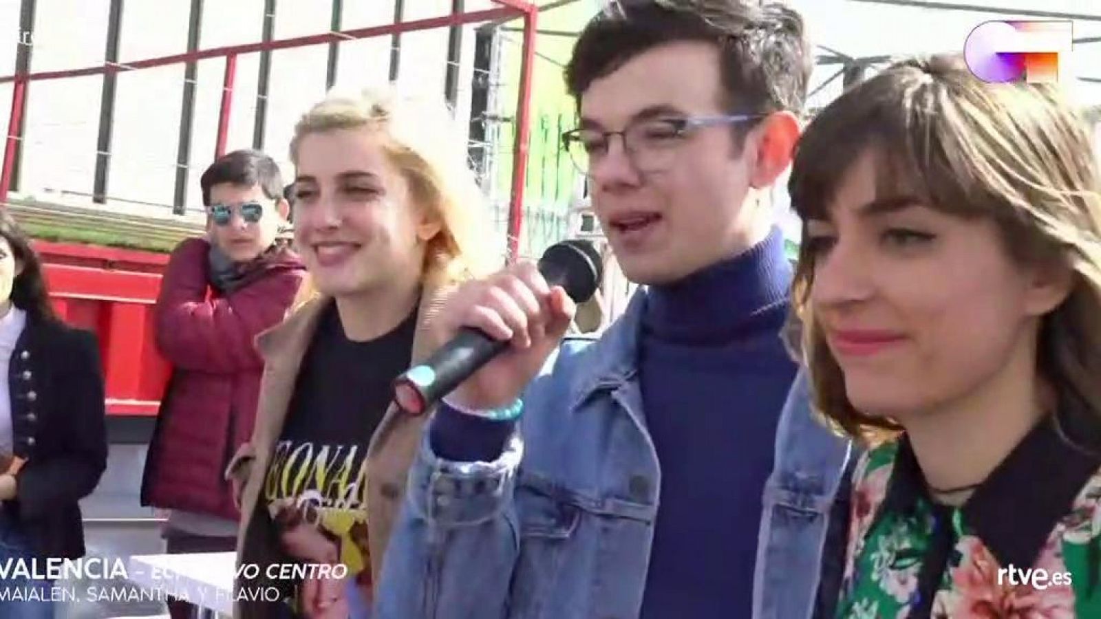 Flavio, Samantha y Maialen cantan "Díselo a la vida" a capella en las firmas de Valencia.