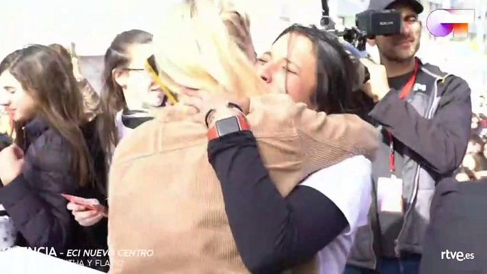 OT 2020 - Los amigos de Samantha le dan una sorpresa en la firma