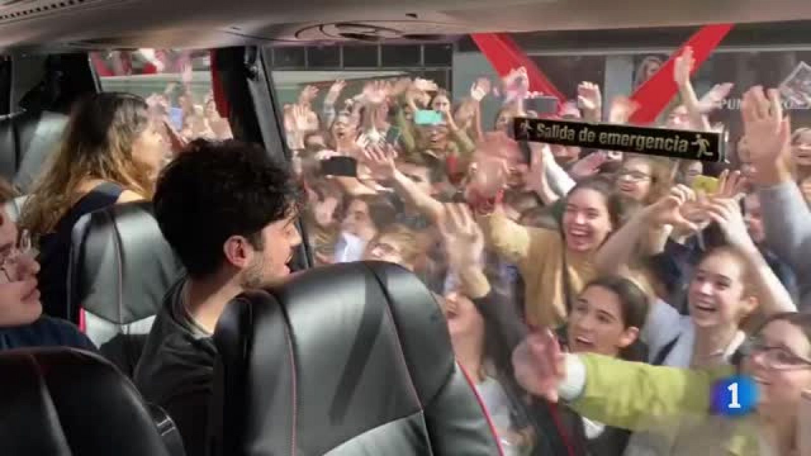 Golpes de los fans en el cristal del autocar que lleva a Anajú, Gèrard, Hugo y Rafa de vuelta a la Academia tras las firmas en Barcelona.