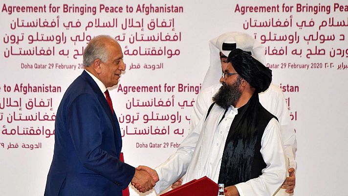 Estados Unidos y los talibanes firman un acuerdo histórico para la retirada de tropas de Afganistán en 14 meses