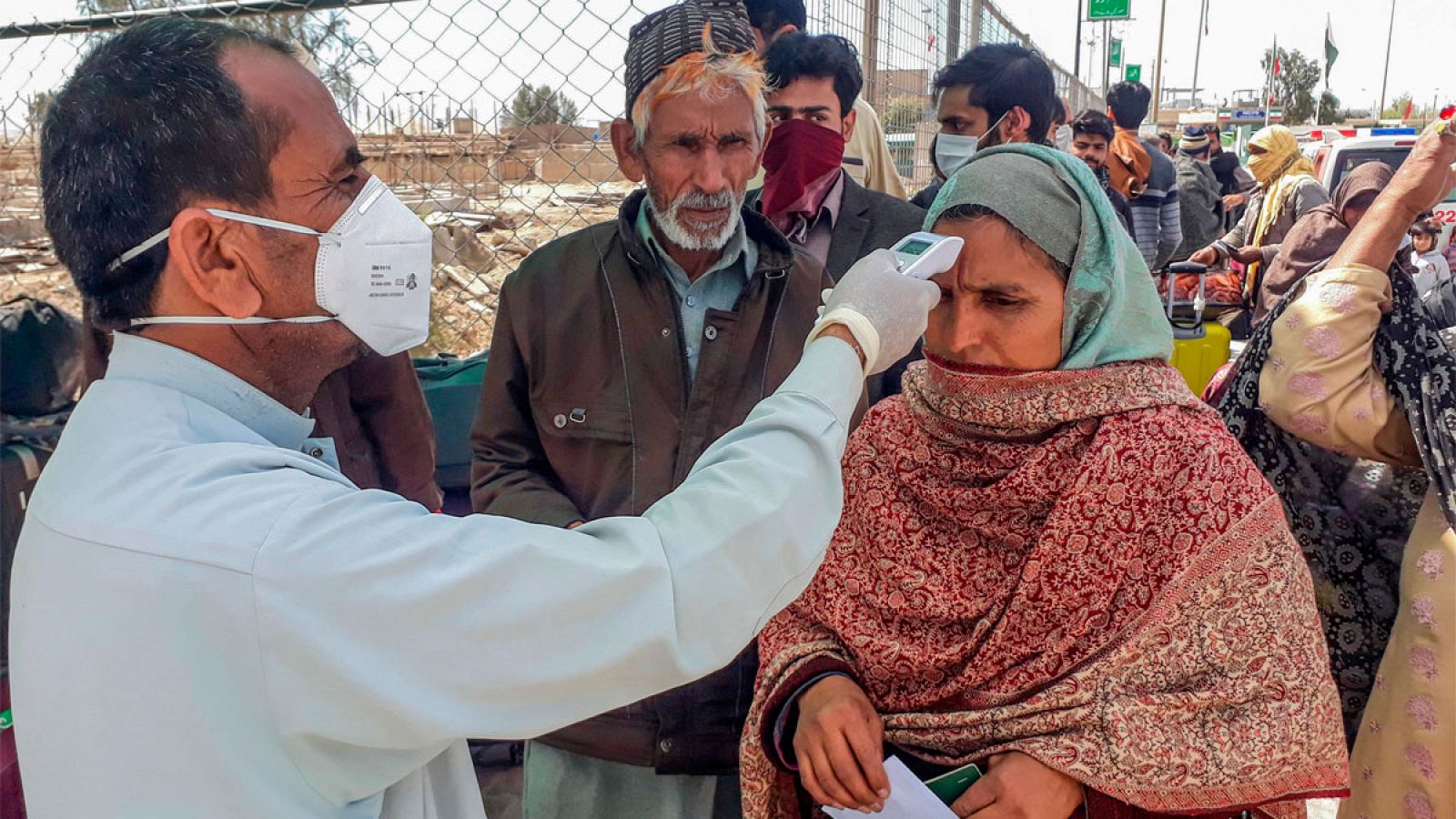 Guerra de cifras por el coronavirus en Irán: los sanitarios hablan de 200 muertos y el Gobierno solo confirma 43 - RTVE.es | Ver