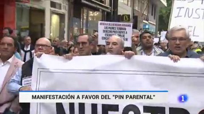 Miles de personas defienden en Murcia el 'pin parental' en la educación
