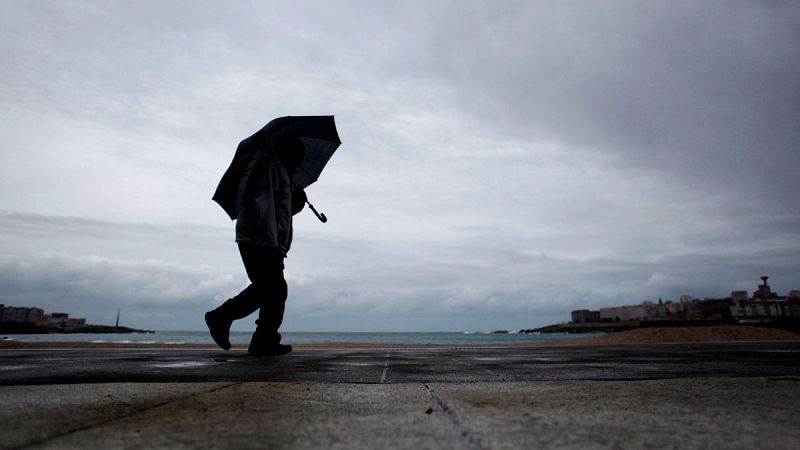 Cielo nuboso y lluvias fuertes en Galicia y el norte de Extremadura