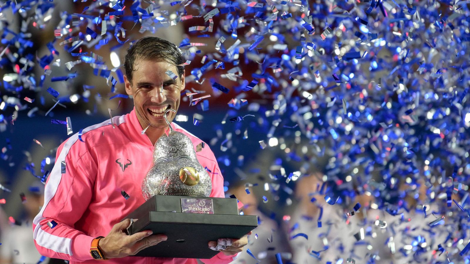 Rafa Nadal reina en Acapulco y alza su título número 85