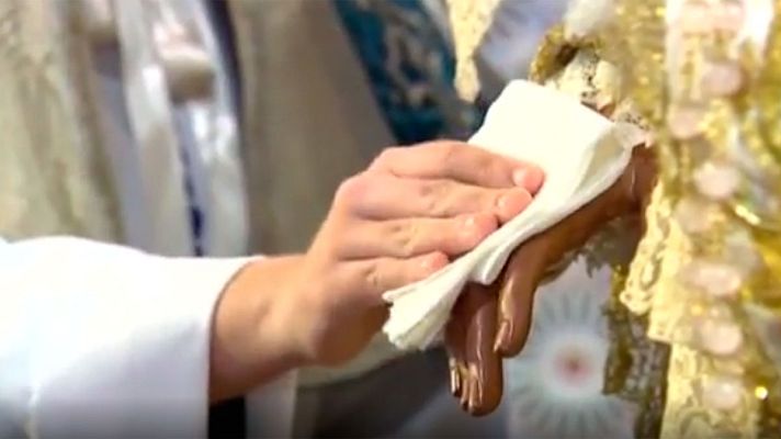 Telediario 1 - Pañuelo para el besamanos y ninguna indicación por coronavirus en la Semana Santa sevillana