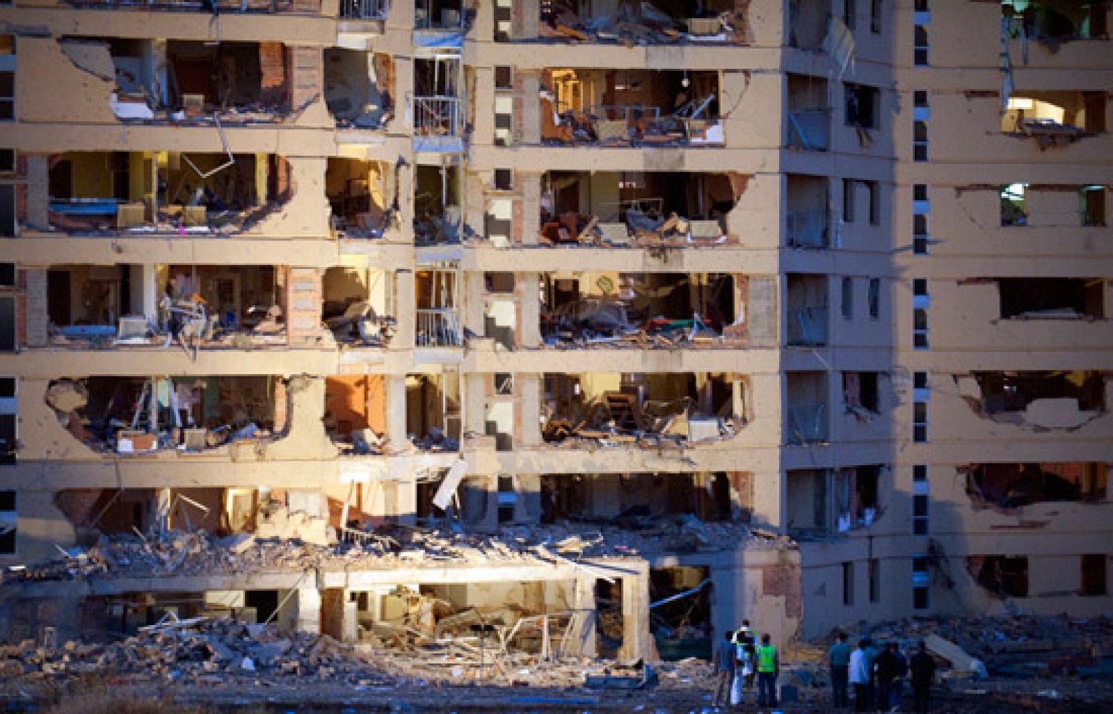 Al menos 46 heridos al estallar una furgoneta bomba en una casa cuartel de Burgos | Ver