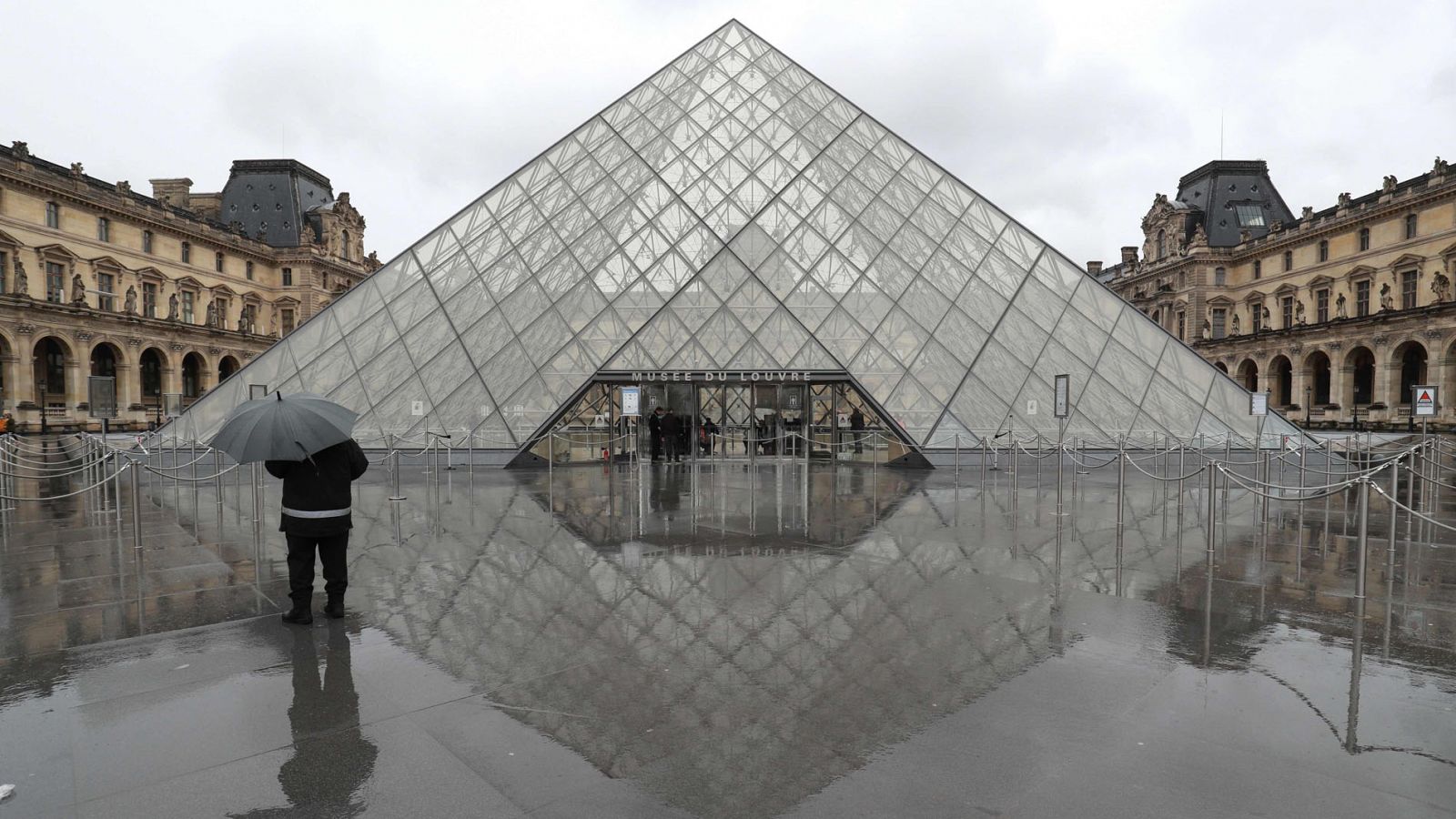 Los trabajadores del Louvre deciden cerrar el museo por el coronavirus