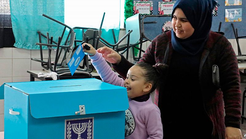 Israel celebra sus terceras elecciones en un año, pero los palestinos miran con pocas esperanzas los posibles resultados en un escenario en que 600.000 colonos han ocupado ya su territorio y sigue adelante el proyecto de anexionar más territorios de Cisjordania. Algunos colonos abogan por el diálogo, pero creen que ninguno de los candidatos está dispuesto a llevarlo a cabo.