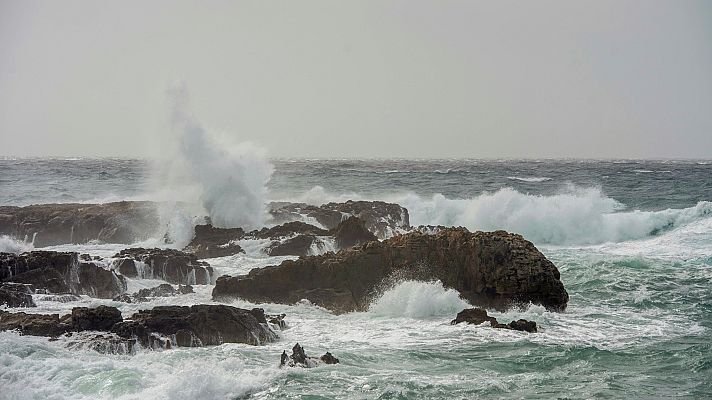 Telediario 1 - La borrasca 'Karine' atraviesa la península con fuertes vientos, lluvia y nieve