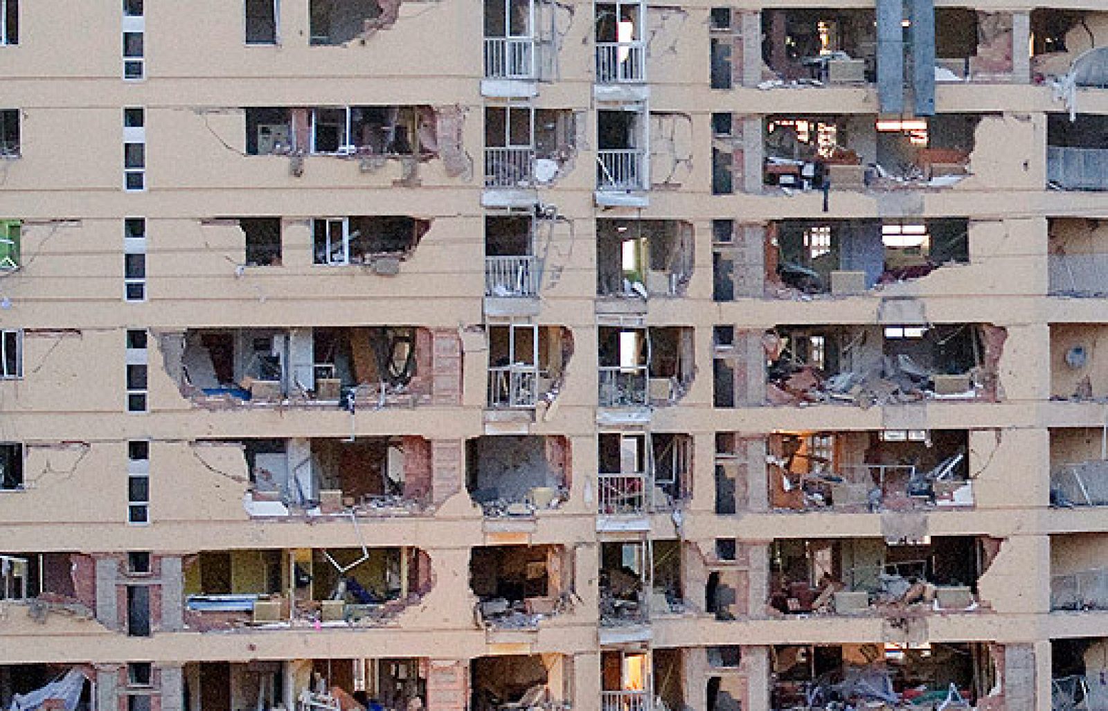 El delegado del Gobierno de Castilla y León, Miguel Alejo, ha confirmado que no se ha producido ningún aviso previo por parte de los terroristas antes de la explosión de la furgoneta bomba en la casa cuartel de Burgos, que ha dejado al menos 46 heridos leves (29/07/09).