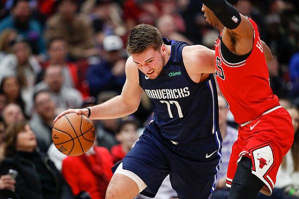 Informativo 24h - Derrota de Dallas en cancha de Chicago con un gran Butler