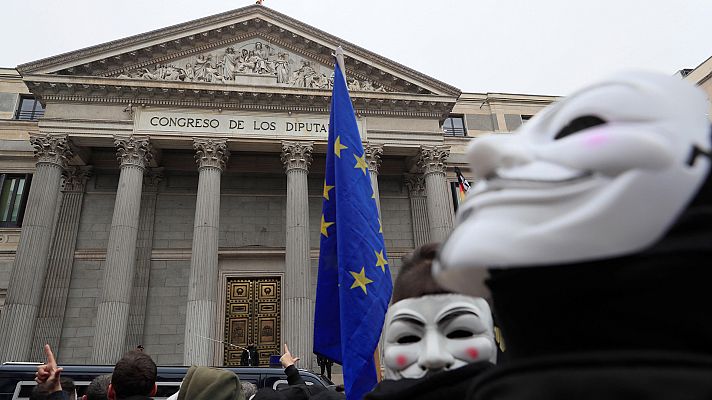 Telediario 1 - Miles de agentes protestan ante el Congreso