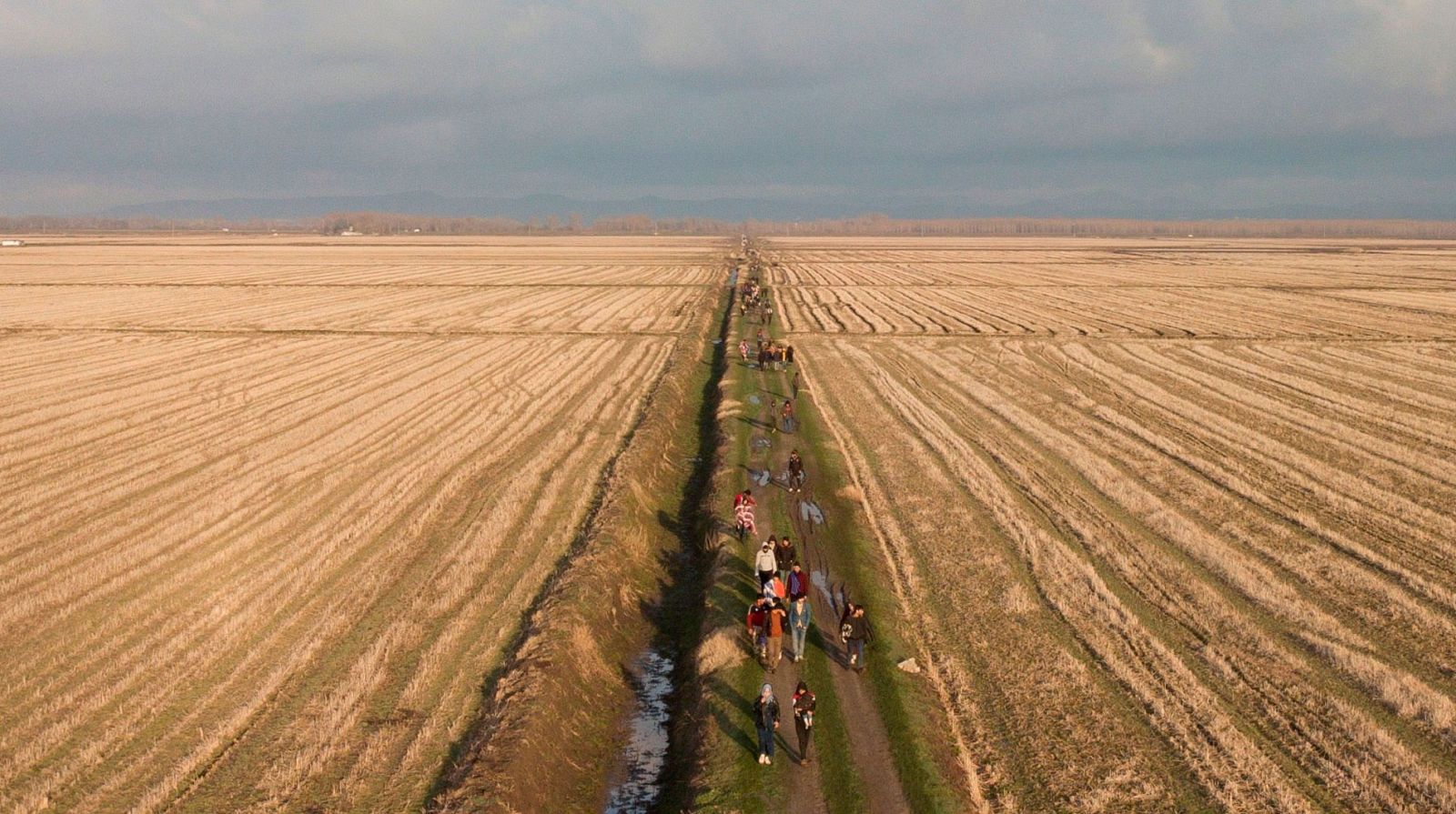 Cientos de refugiados tratan de entrar a Grecia desde Turquía