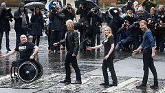 El príncipe Harry reproduce junto a Bon Jovi la portada de 'Abbey Road', de The Beatles