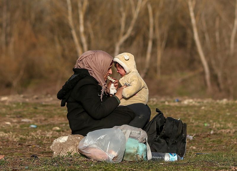 Miles de refugiados en Turqua tratan de cruzar la frontera con Grecia para llegar a Europa