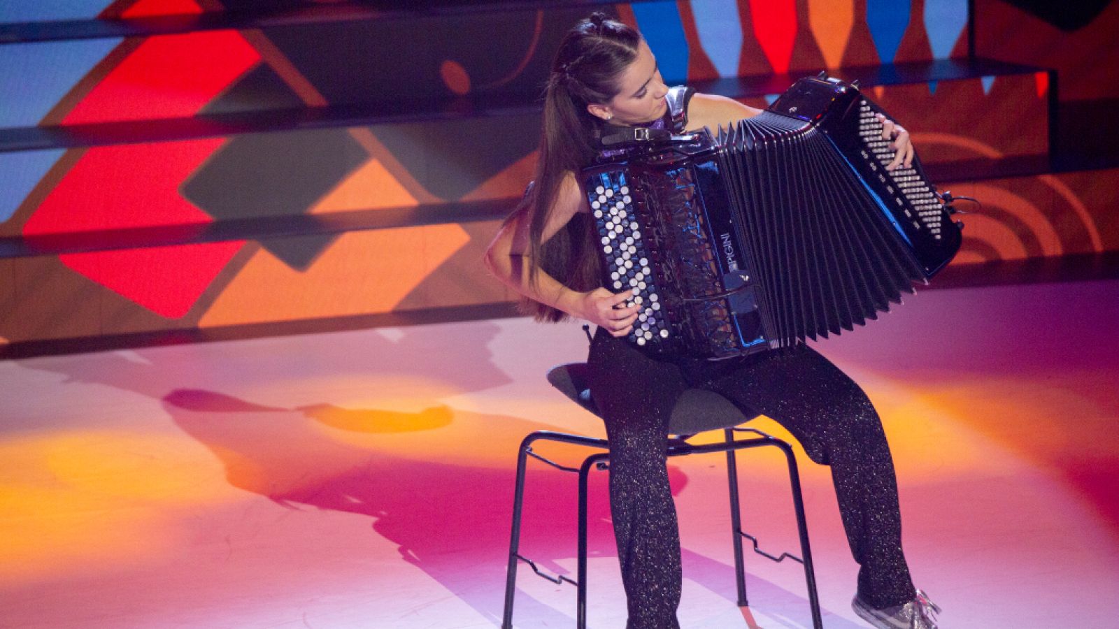 Prodigios 2 - El tango de Marta con el acordeón | Ver