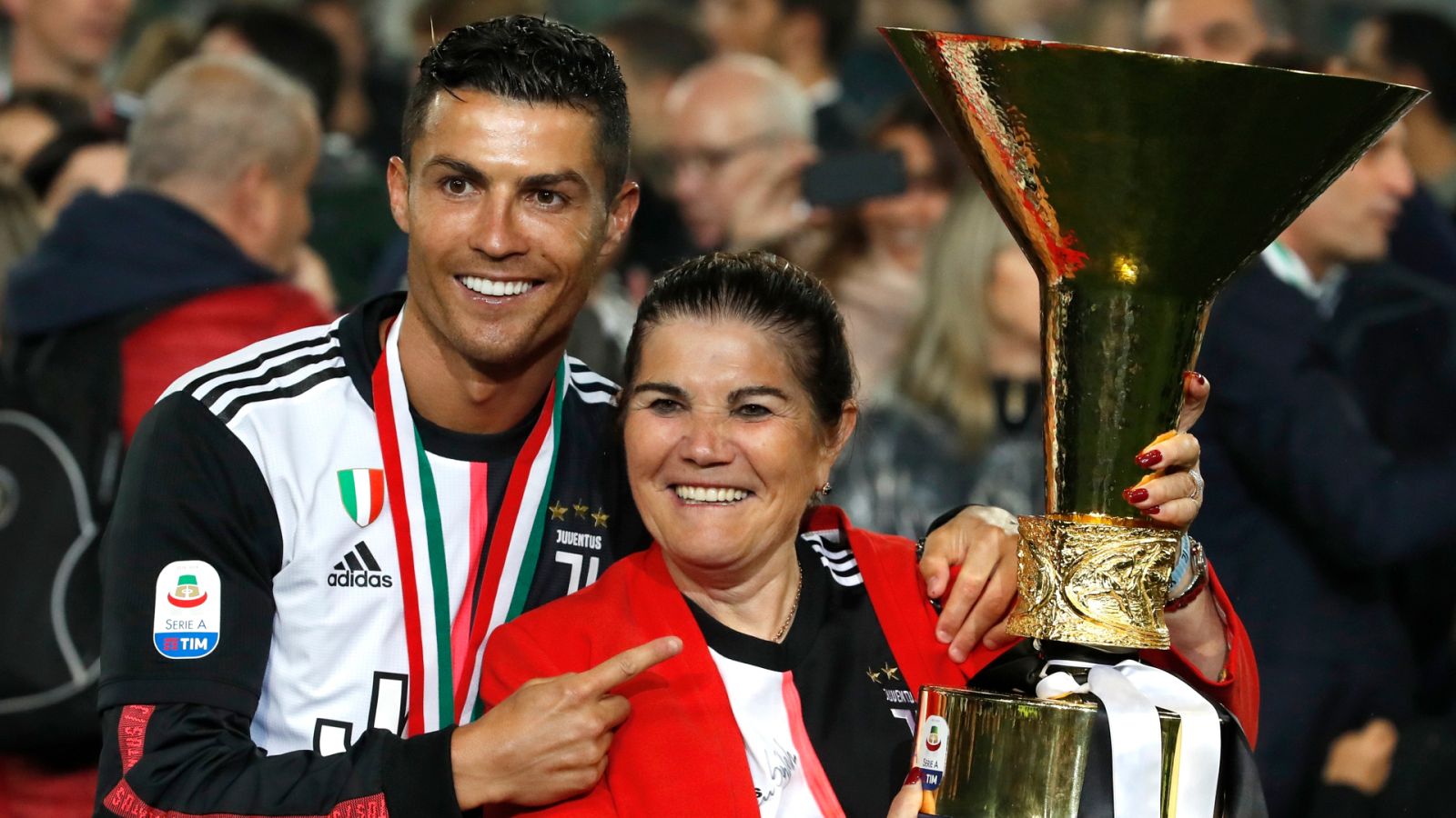 Corazón - Cristiano Ronaldo: ''Mi familia y yo agradecemos al equipo médico que está cuidando de ella''