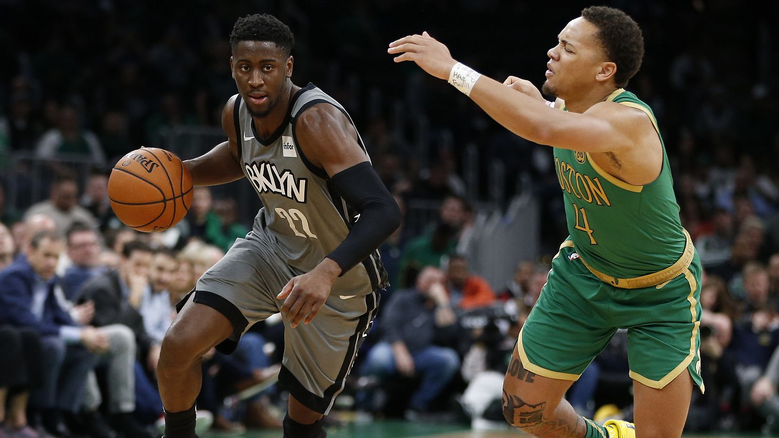 LeVert lidera a los Nets para remontar a los Celtics