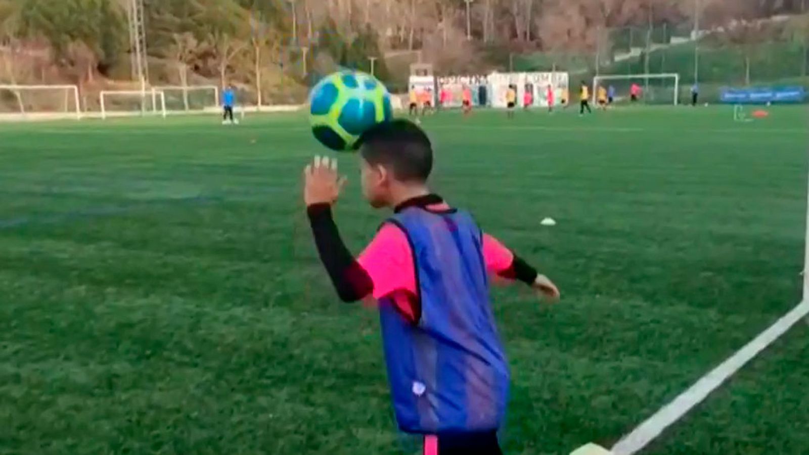 Prohiben rematar de cabeza a los menores de 12 años en el Reino Unido por motivos de salud