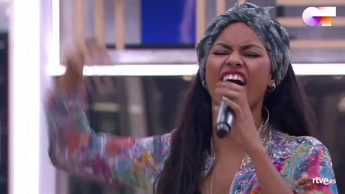 Nia canta "Mujer latina" 1r pase de micros