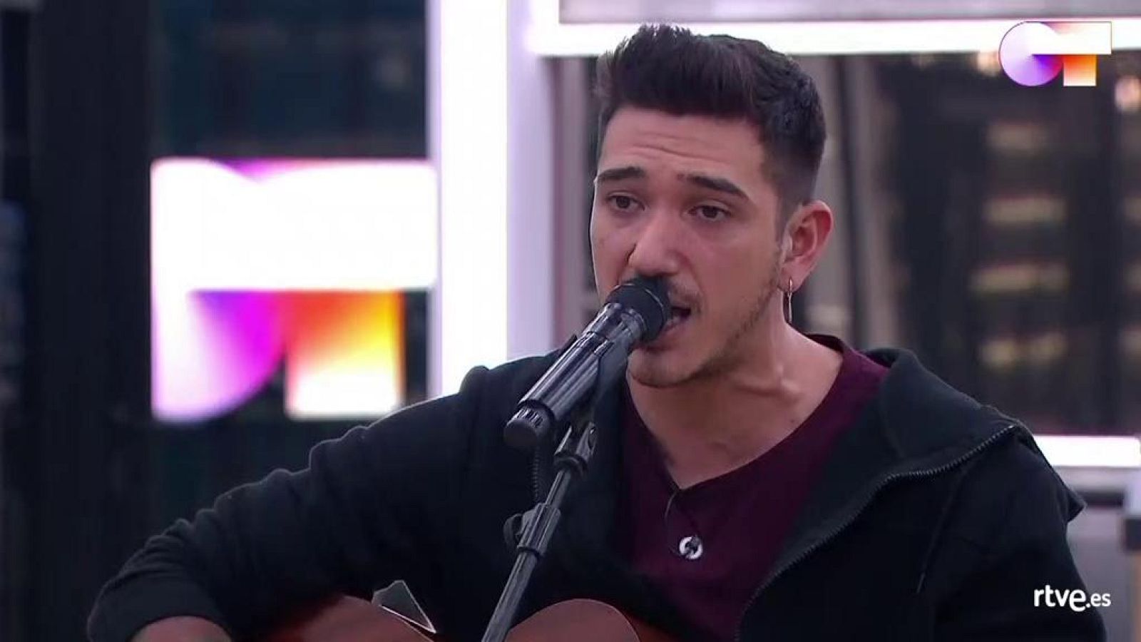 Bruno canta "La puerta violeta", de Rozalén, en el primer pase de micros de la Gala 8 de Operación Triunfo 2020