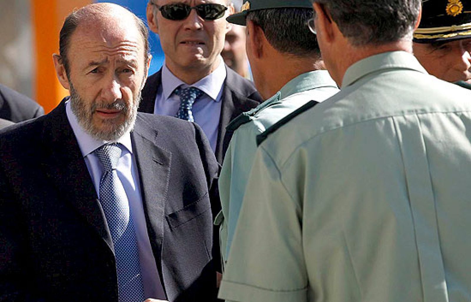  El ministro del Interior, Alfredo Pérez Rubalcaba, ha asegurado que el atentado contra la casa cuartel de Burgos es "especialmente canalla" porque intentaba "hacer daño a las familias de los agentes de la Guardia Civil".