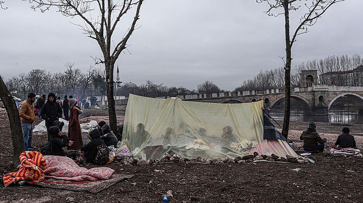 La policía turca devuelve a los campamentos a migrantes y refugiados que tratan de cruzar la frontera con Grecia