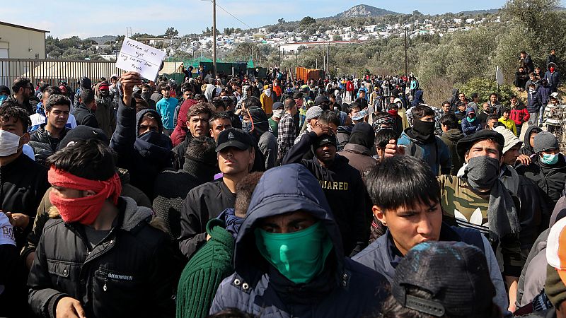 Migrantes y refugiados esperan respuestas hacinados en campamentos tras cruzar la frontera con Grecia