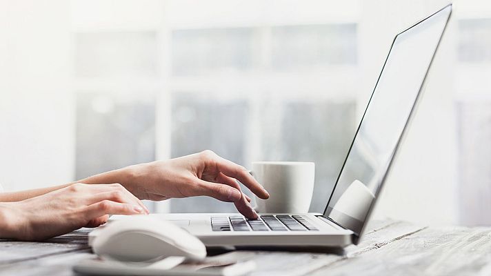 Telediario 1 - Las empresas recurren al teletrabajo ante el coronavirus