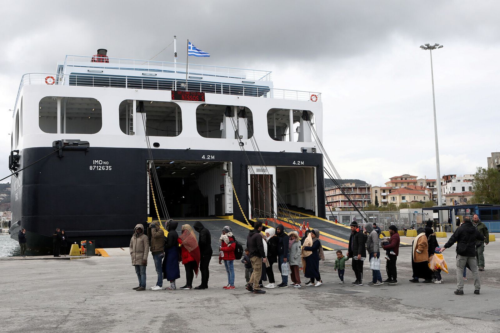 Grecia encierra a los refugiados y migrantes que llegan a Lesbos en un buque de la armada - RTVE.es | Ver