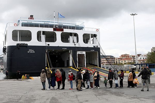 Telediario 1 - Grecia encierra a migrantes en Lesbos en un buque