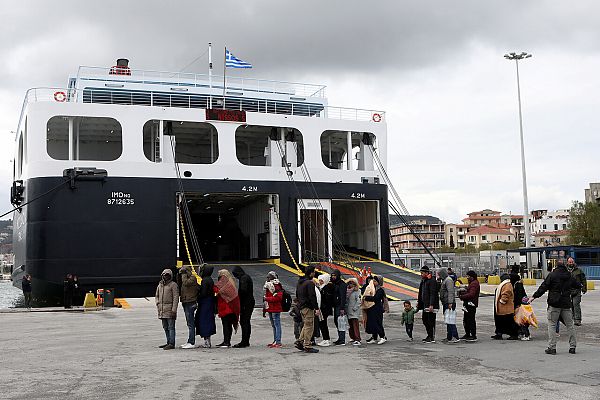 Grecia encierra a migrantes en Lesbos en un buque 