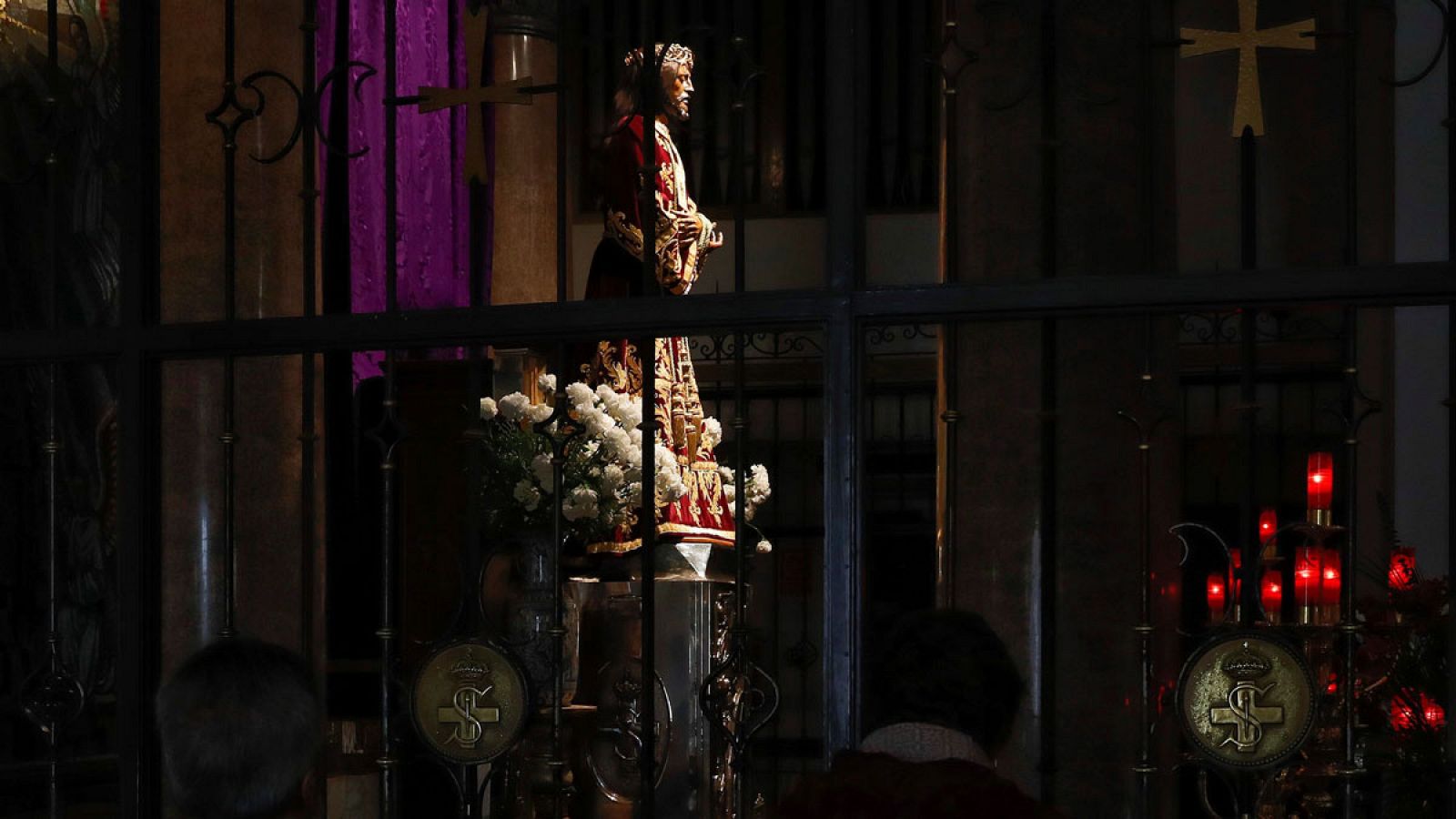 Telediario 1: Prohibido el tradicional besapié del Cristo de Medinaceli por el coronavirus | RTVE Play