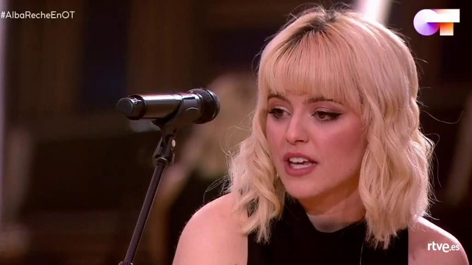 Alba Reche da un concierto en la Academia de OT 2020