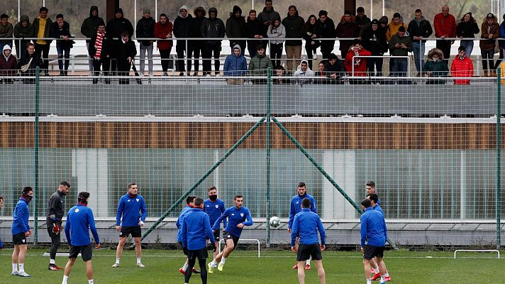 Baño de masas en Lezama para el Athletic tras alcanzar la final de Copa