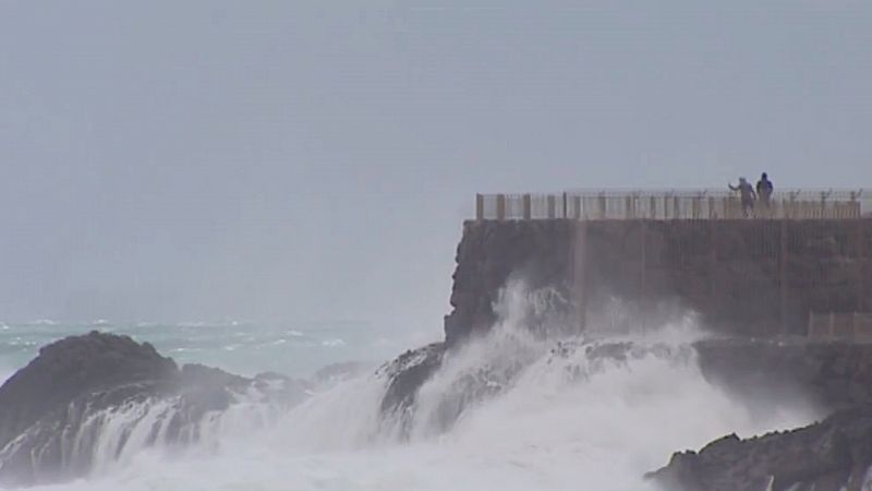 El fuerte oleaje, la lluvia y la nieve en la mitad norte de España obliga a establecer la alerta naranja