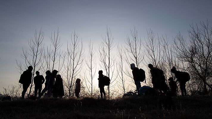 La policía griega intenta impedir la entrada de miles de migrantes desde Turquía
