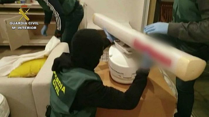 Telediario 1 - La Guardia Civil detiene a 89 personas de una red que introducía migrantes y hachís en las costas andaluzas