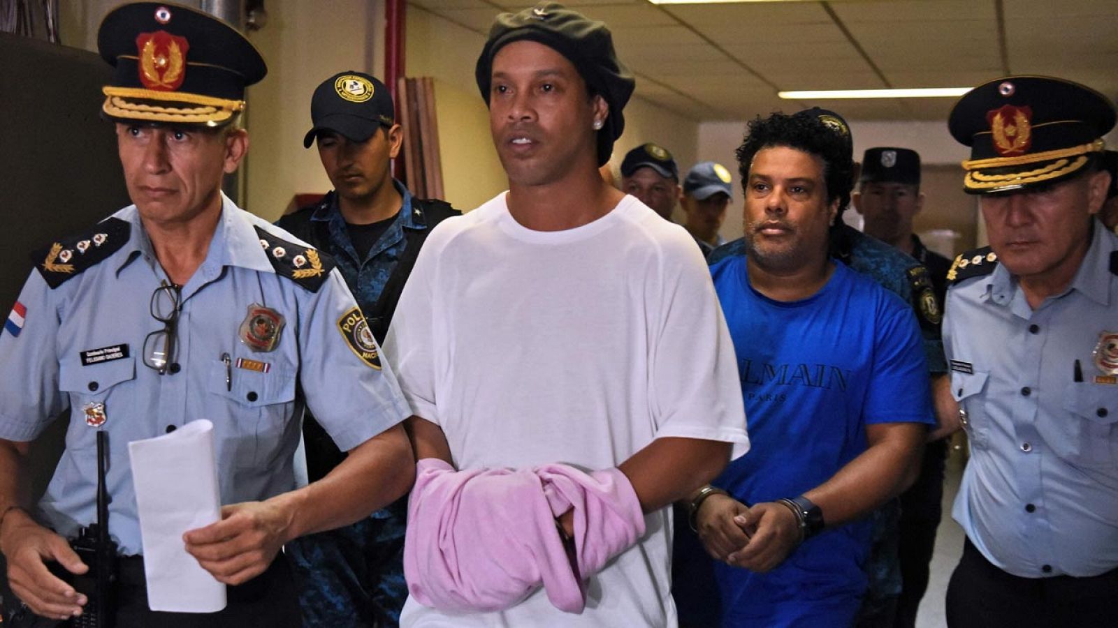 Ronaldinho, esposado y en prisión preventiva en Paraguay