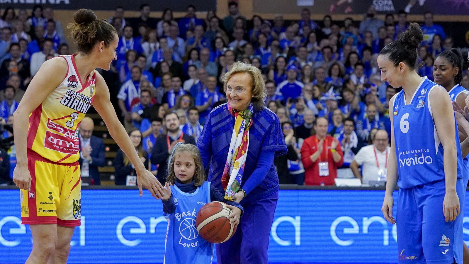 María Planas, protagonista de un homenaje intergeneracional a las baloncestistas antes de la final