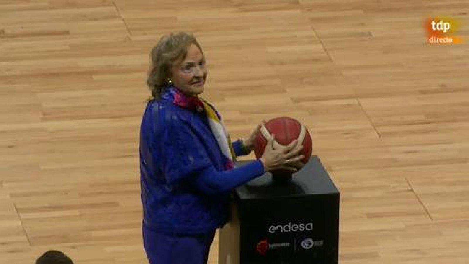 María Planas, protagonista de un homenaje intergeneracional a las baloncestistas antes de la final
