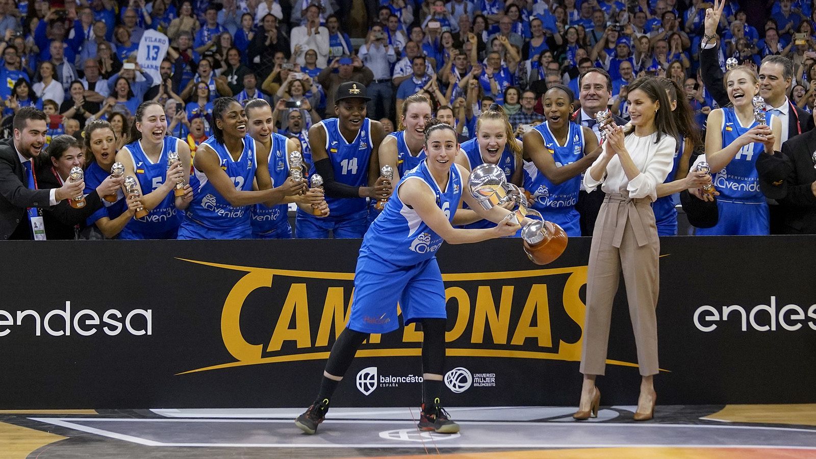 Baloncesto en RTVE: Perfumerías Avenida levanta la Copa de Reina 2020 | RTVE Play