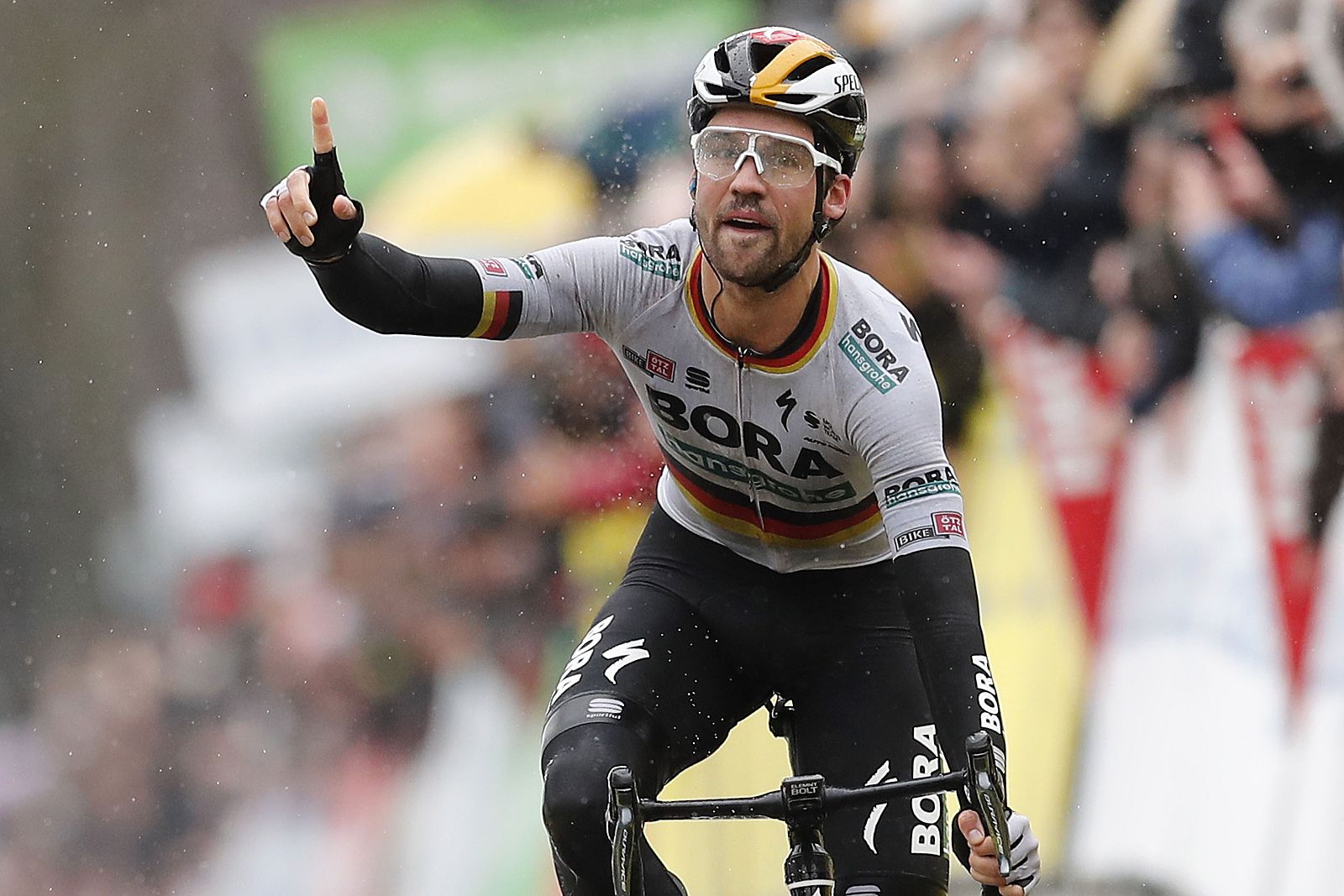 Schachmann se lleva al esprint la primera etapa de la París-Niza