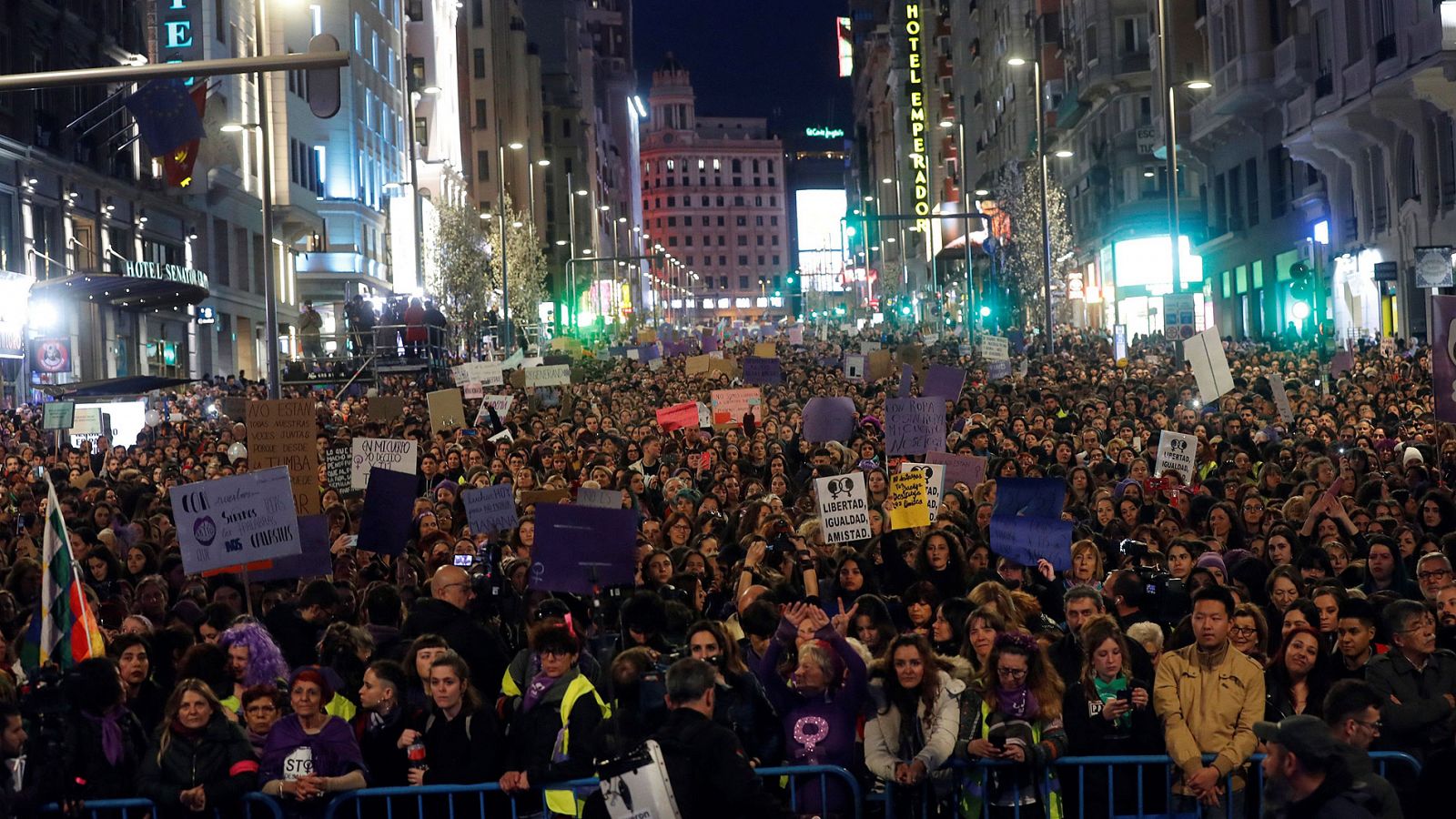 8M | Marchas multitudinarias en toda España para reivindicar un "feminismo sin barreras" - RTVE.es