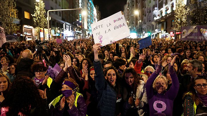 Telediario 1 - Madrid se tiñe de morado en el Día de la Mujer