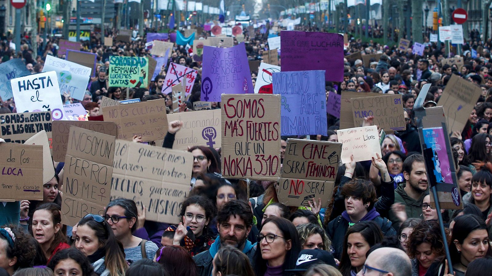 Miles de mujeres salen a la calle en ciudades de toda España 