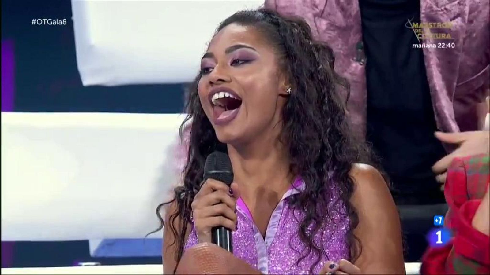 Nia recibe la noticia de que Kike Santander producirá su single